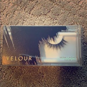 Velour lashes: “poker face” never used